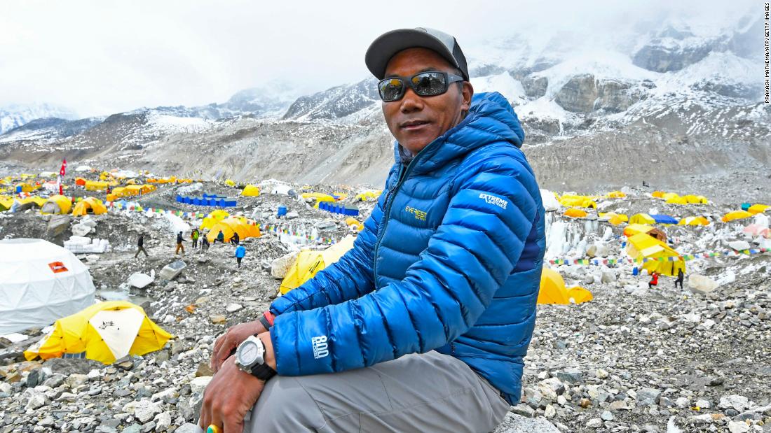 Un responsable népalais affirme que le Sherpa a une fois de plus battu son record en escaladant l’Everest 26 fois