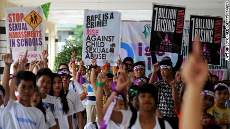 Mozos e nenos filipinos participan nun exercicio de danza nos suburbios de Manila o 6 de febreiro de 2016, para chamar a atención sobre os abusos sexuais a mulleres e nenos como parte do 