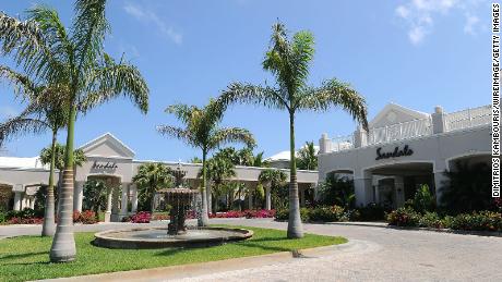 По словам чиновника, американка, пострадавшая на курорте на Багамах, где погибли 3 американца, госпитализирована в Майами.