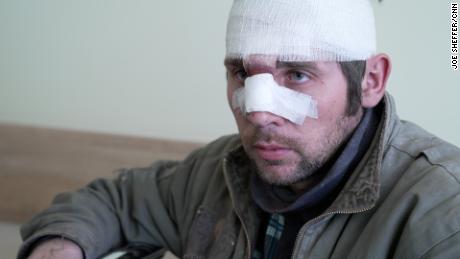 Выживший после нападения России на восток Украины в больнице в воскресенье.