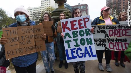 2 Mayıs 2022'de Michigan, Lansing'deki eyalet başkentinde, insanlar Roe v.  Yüksek Mahkeme'nin Wade davasının reddi lehine görüş taslağının sızdırılmasının ardından kürtaj haklarını desteklemek için toplandılar.