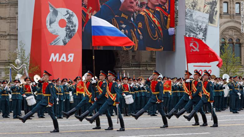 Russian service members take part in a military parade on Victory Day in Moscow&#39;s Red Square on May 9, 2022.