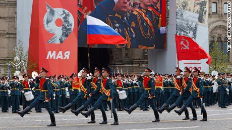 Russian service members take part in a military parade on Victory Day in Moscow&#39;s Red Square on May 9, 2022.