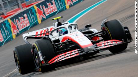 Haas sürücüsü Mick Schumacher Miami GP sırasında 12. viraja giriyor.