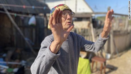 Una abuela que dice que tuvo que ayudar a enterrar a su yerno después de que las tropas rusas le dispararan