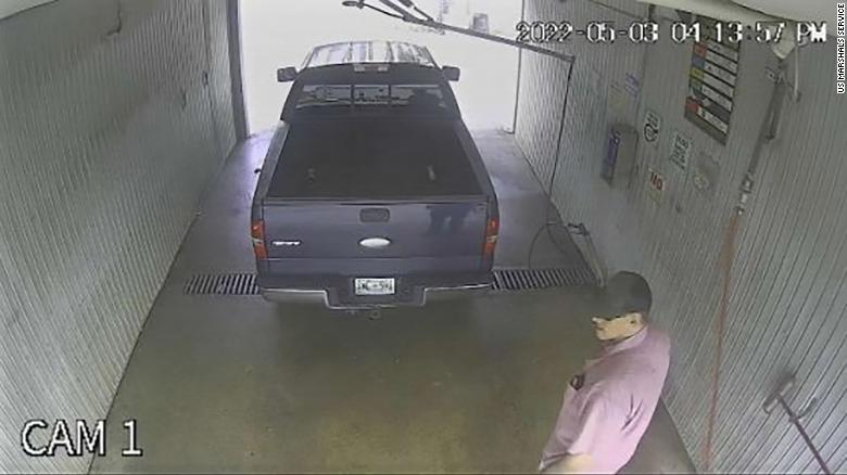 Các cảnh sát trưởng Hoa Kỳ đã công bố những bức ảnh về người mà họ tin là Casey White chạy trốn tại một tiệm rửa xe ở Indiana.