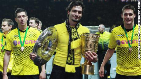 Mats Hummels (centro) e Robert Lewandowski (esquerda) são algumas das estrelas que foram patrocinadas pelo Dortmund.