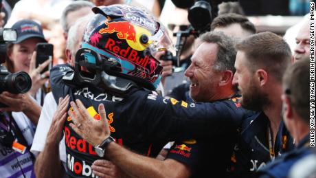Verstappen (kiri) dan Horner (kanan) merayakan kemenangan pebalap Belanda itu di Miami Grand Prix. 