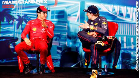 Verstappen ، right ، و Leclerc يخاطبون وسائل الإعلام قبل سباق Miami Grand Prix. 