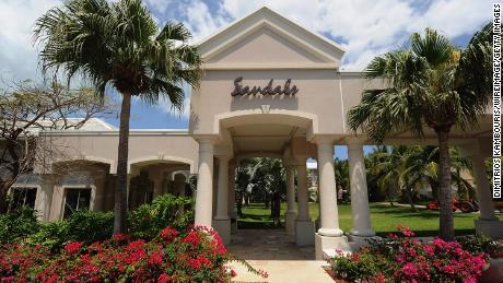 Três pessoas foram encontradas mortas no Sandals Emerald Bay Resort, na Ilha Great Exuma, nas Bahamas.