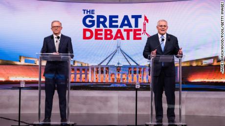 زعيم المعارضة الأسترالية أنتوني ألبانيز ورئيس الوزراء سكوت موريسون يناقشان على الهواء مباشرة قبل الانتخابات الفيدرالية ، خلال الزعيمين الثانيين & # 39 ؛  مناقشة يوم 8 مايو.