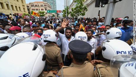 Regierungsanhänger und Polizisten stehen sich vor dem Büro des Präsidenten in der srilankischen Hauptstadt gegenüber.
