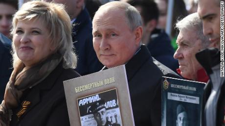 Zwei russische Journalisten scheinen Putin die Stirn zu bieten und den Krieg in der Ukraine anzuprangern 