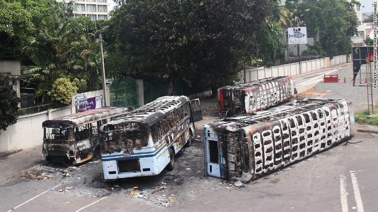 Сожгли автобусы возле официальной резиденции уходящего премьер-министра Шри-Ланки Махинды Раджапаксы в Коломбо на следующий день после того, как они были сожжены протестующими 10 мая.