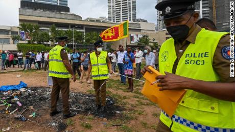 Manifestantes de Sri Lanka queman a políticos"  hogares a medida que el país se hunde aún más en el caos