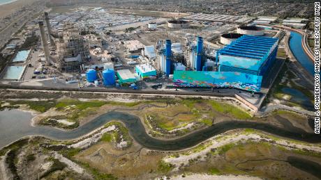 Une vue aérienne des zones humides de Huntington Beach et du Huntington Beach Energy Center -- le site proposé de l'usine de dessalement de Poseidon.