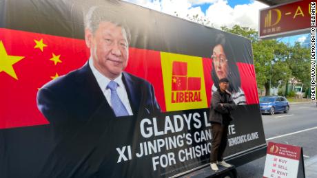 Çin Devlet Başkanı Xi Jinping'in Liberal bir adayı desteklediğini iddia eden bir poster.
