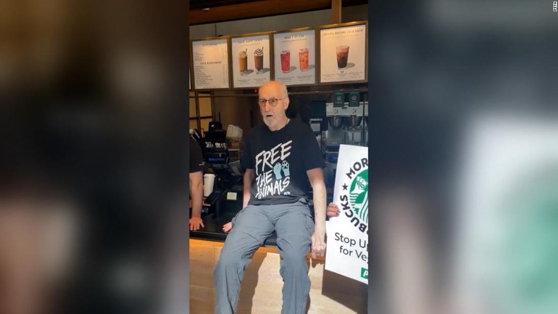 James Cromwell mete la mano en el mostrador de Starbucks para oponerse a los aranceles de la leche vegana