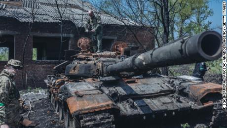 KHARKIV, UKRAINE - MAY 8: Ukrainian soldiers next to a destroyed Russian tank on the outskirts of Kharkiv, Ukraine, 8 May 2022 (Photo by Diego Herrera Carcedo/Anadolu Agency via Getty Images)