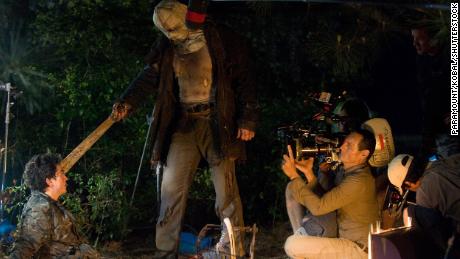 الممثلون وطاقم العمل يملأون مشهدًا من فيلم عام 2009 "الجمعة 13."  كان هذا هو آخر فيلم يتم تصويره قبل أن يتم تقييد الامتياز في معركة قضائية.