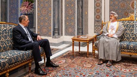 Der omanische Sultan Haitham bin Tariq trifft sich am 11. Mai in Maskat, Oman, mit dem russischen Außenminister Sergej Lawrow. Der omanische Außenminister Badr al Busaidi sagte Lawrow, dass Maskat sich den OPEC+-Abkommen verpflichtet habe, berichteten staatliche Medien.