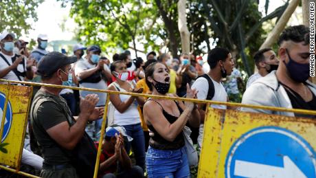 Kubaner protestieren vor der Botschaft von Panama in Havanna, da das Land im März die Visabestimmungen verschärft. 