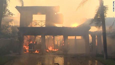 Uma autoridade disse que cerca de 900 casas foram evacuadas em Laguna Nicoles pelo fogo.