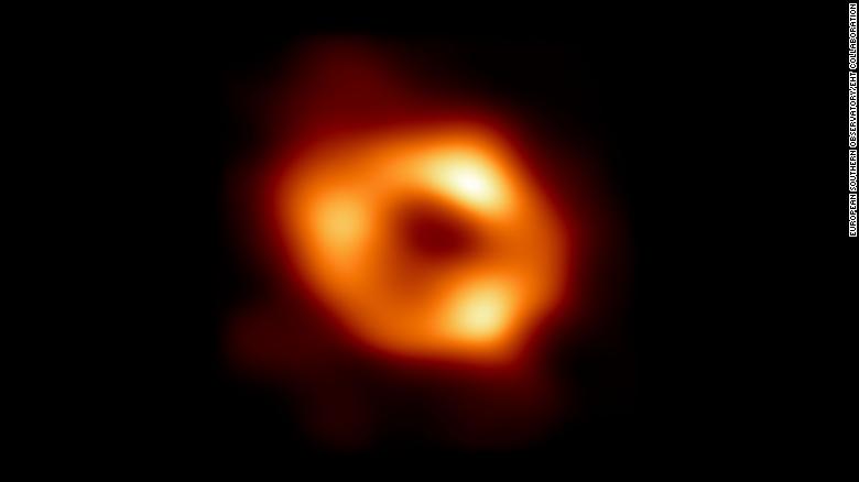这是我们银河系中心的超大质量黑洞人马座 A* 的第一张图像，由事件视界望远镜项目拍摄。