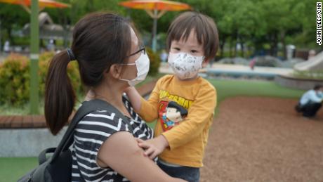 De Taiwanese moeder Hsueh, die een 3-jarige jongen heeft, vindt dat de regering de regels over schoolschorsing duidelijker moet maken voordat ze zero-covid achter zich laat.