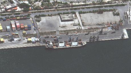 Крупный план показывает корабль «Матрос Позынич», названный в честь российского солдата, погибшего в Сирии в 2015 году, в порту Латакии.