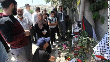 Palestyńczycy złożyli kwiaty w miejscu, w którym zginął Abu Akleh w Jenin.