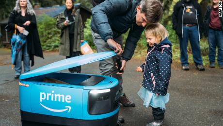 Amazon says it&#39;s making some deliveries with a robot that rolls on sidewalks.