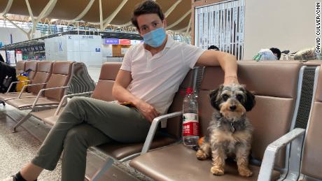 Calver Şanghay'dan uçarken, kurtarma köpeği başkanı da yanına aldı.