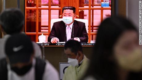 เกาหลีเหนือประกาศผู้เสียชีวิตจากโควิดรายแรกท่ามกลาง 'ระเบิด'  การระบาด 