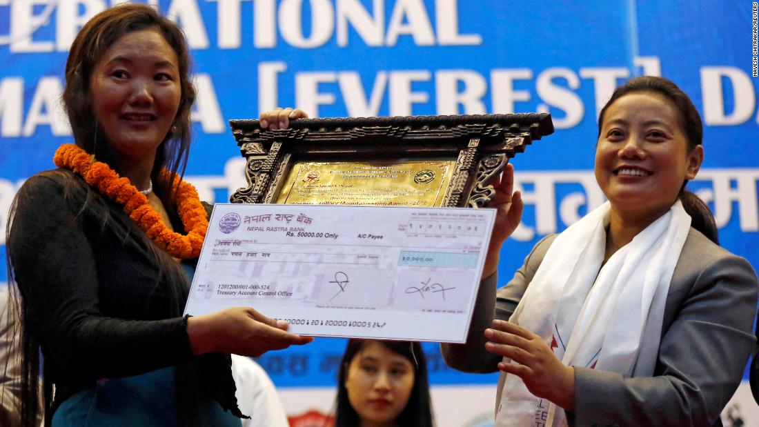 Nepali woman sets Everest climbing record