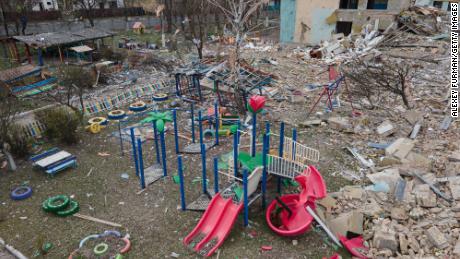 Vaurioitunut leikkipaikka nähdään Barvinok päiväkotirakennuksen vieressä Makarivissa Ukrainassa 19. huhtikuuta.