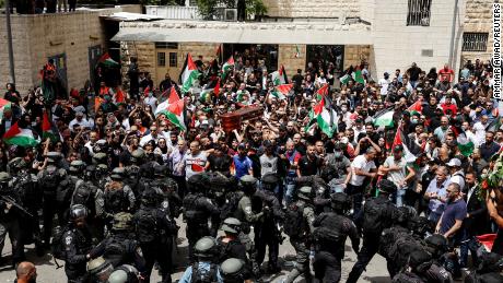 الأقارب والأصدقاء يحملون نعش أبو عقله ، بينما تحرس قوات الأمن الإسرائيلية خلال جنازتها في القدس في 13 مايو.