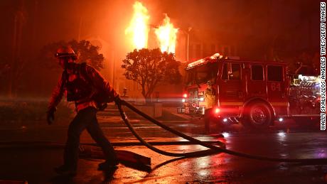 رجال الإطفاء يكافحون النيران الساحلية في كورونادو بوينت في لاجونا نيجيل ، كاليفورنيا ، في 11 مايو.