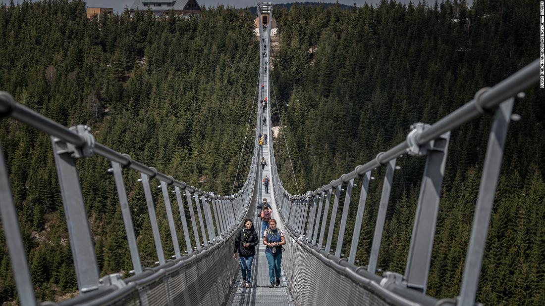 El puente colgante peatonal más largo del mundo abre en la República Checa