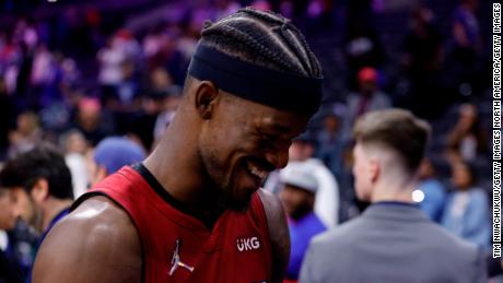 Butler tersenyum setelah seri Heat menang melawan Philadelphia 76ers. 