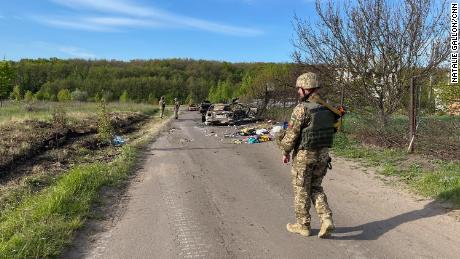 قال مسؤولون أوكرانيون إن قافلة من المركبات حاولت مغادرة ستاري سلتيف عندما أطلق عليها جنود روس الرصاص.