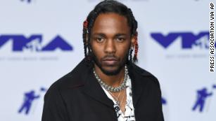 肯德里克·拉馬爾（Kendrick Lamar）在一首新歌中對跨性別親屬的說唱引發了讚揚和批評