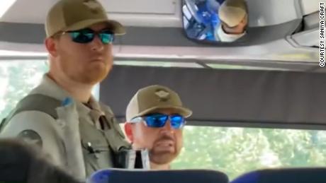 Το βίντεο που τραβήχτηκε από το μέλος της ομάδας Saniya Craft δείχνει αξιωματικούς στο λεωφορείο να απευθύνονται στα μέλη της ομάδας για το τι μπορεί να βρουν στις αποσκευές τους. 