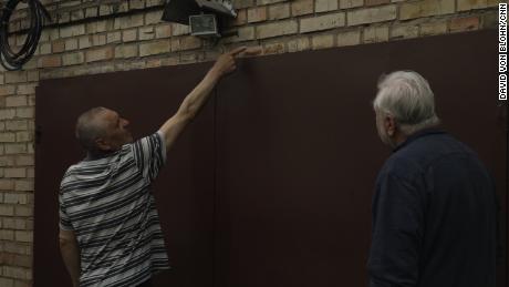 Vladimir Klimashevsky'nin Irpin'deki evinin duvarlarına hâlâ yüzlerce metal dart yerleştirilmiş.