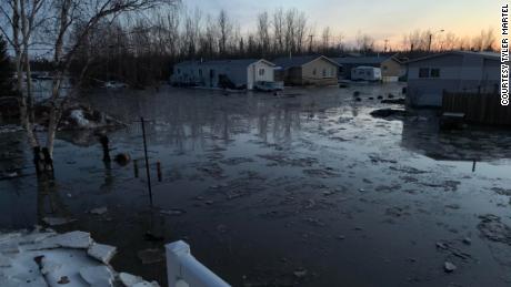Foto's gemaakt door Tyler Martell bij de Hay River tonen schade door overstromingen in het gebied.