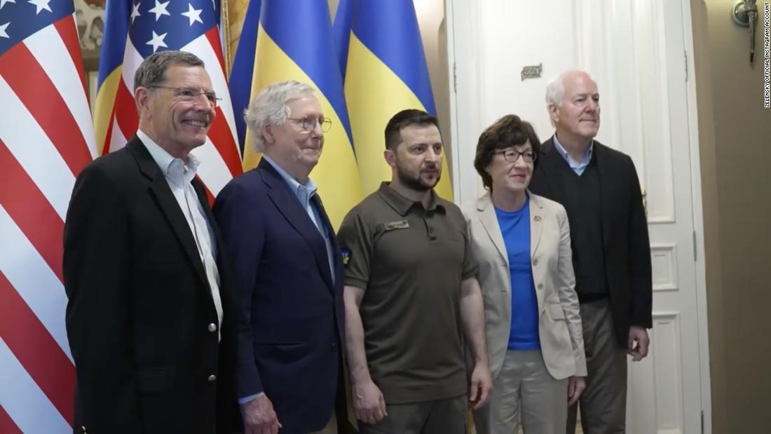 Zelensky recibe a la delegación del Senado de EE.UU. encabezada por Mitch McConnell