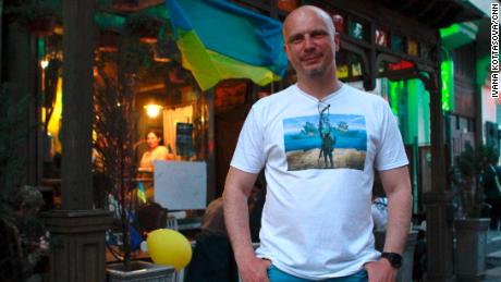 Max Tolmachovは、5月14日土曜日のキエフにある自分のバーの前に立っています。
