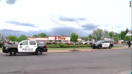 Il supermercato Tops preso di mira nell'attacco di sabato si trova vicino alle aree di Masten Park e Kingsley, nel cuore della comunità nera di Buffalo.