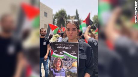 Shireen Abu Aklehs Nichte Lareen, 19, beim Trauerzug ihrer Tante in Jerusalem.  Auf ihrem Poster steht: „Shireen Abu Akleh, eine Ikone des Journalismus und der Meinungsfreiheit“.  Lareen ist eine aufstrebende Journalistin. 