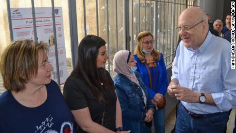 El primer ministro libanés, Najib Mikoti, emite su voto en una elección parlamentaria el 15 de mayo en un colegio electoral en la ciudad de Trípoli, en el norte del Líbano.